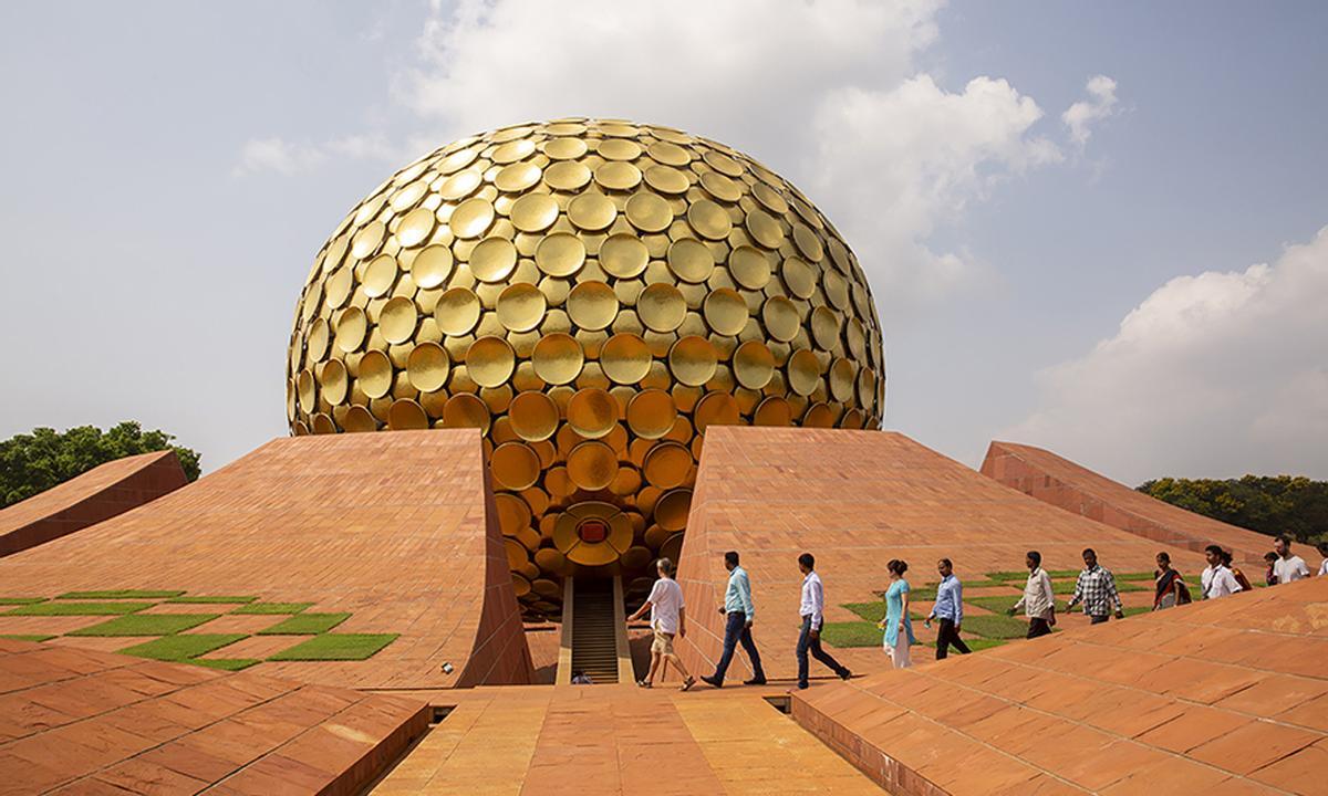 El Matrimandir, centro de meditación de la comunidad de comunidades de Auroville, en la India
