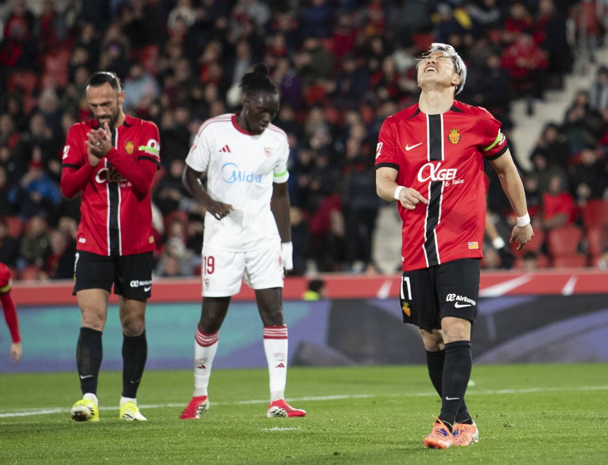 Asano se lamenta por una ocasión en el partido ante el Sevilla