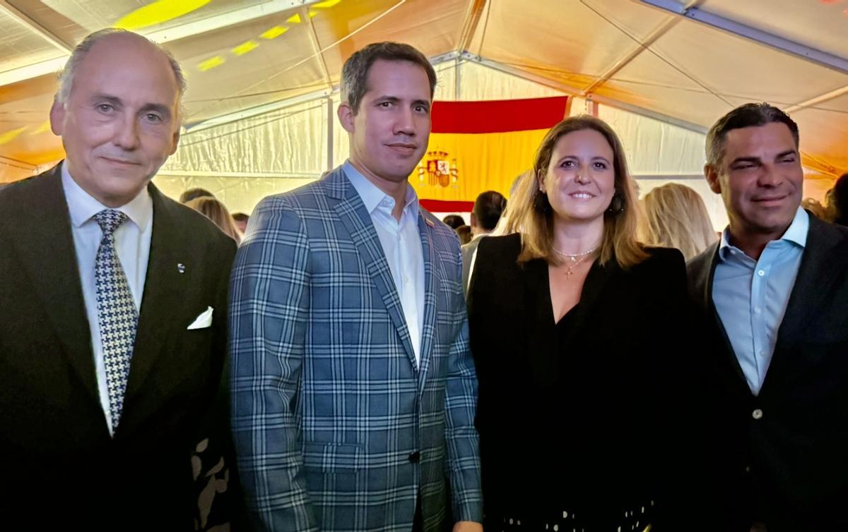 Angie Moreno, con Juan Gerardo Antonio Guaidó, expresidente de Venezuela, Francis Suárez, alcalde de la ciudad de Miami y Jaime Lacadena, cónsul General de España en Miami