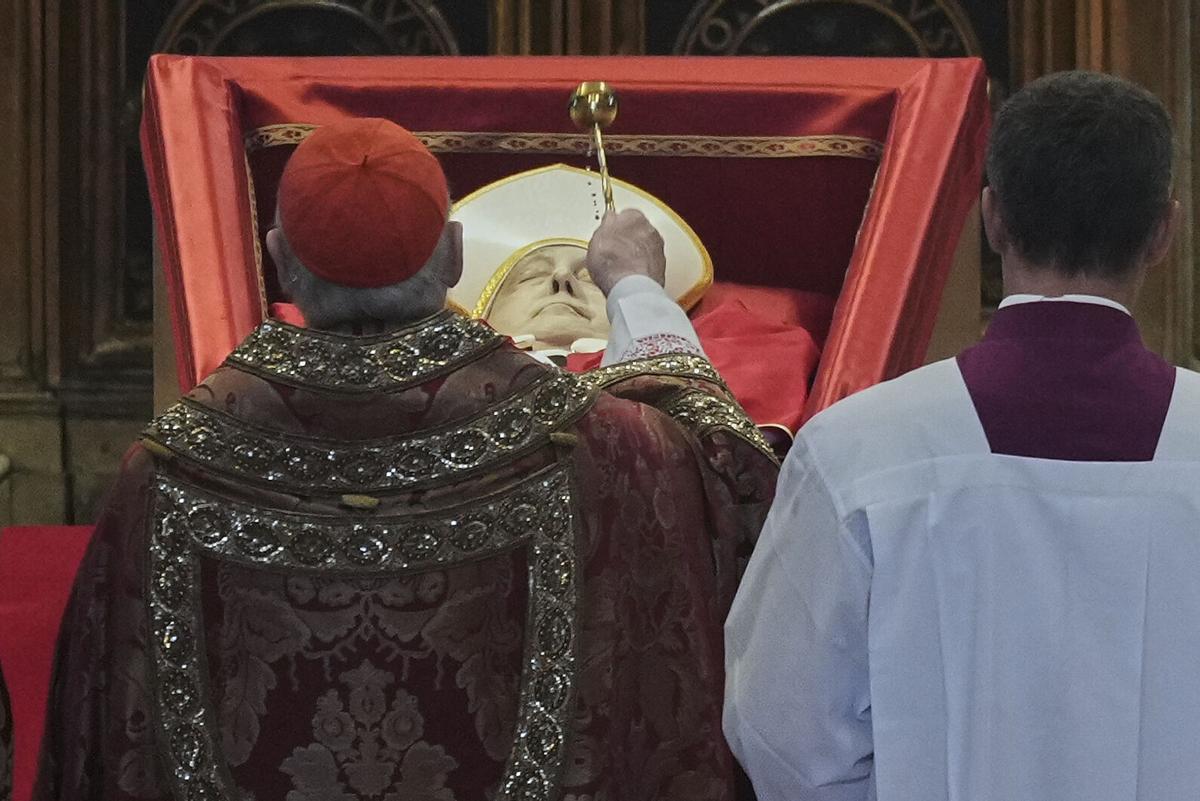 El trasllat del fèretre del papa Francesc a la basílica de Sant Pere, en imatges
