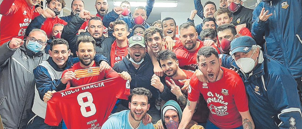 La plantilla del Collerense celebra la permanencia en Tercera un año más.