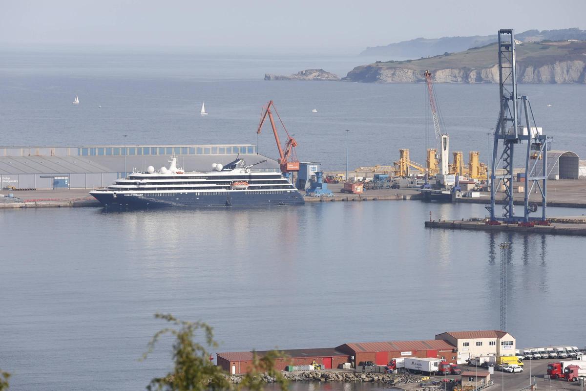 Un crucero atracado en El Musel.