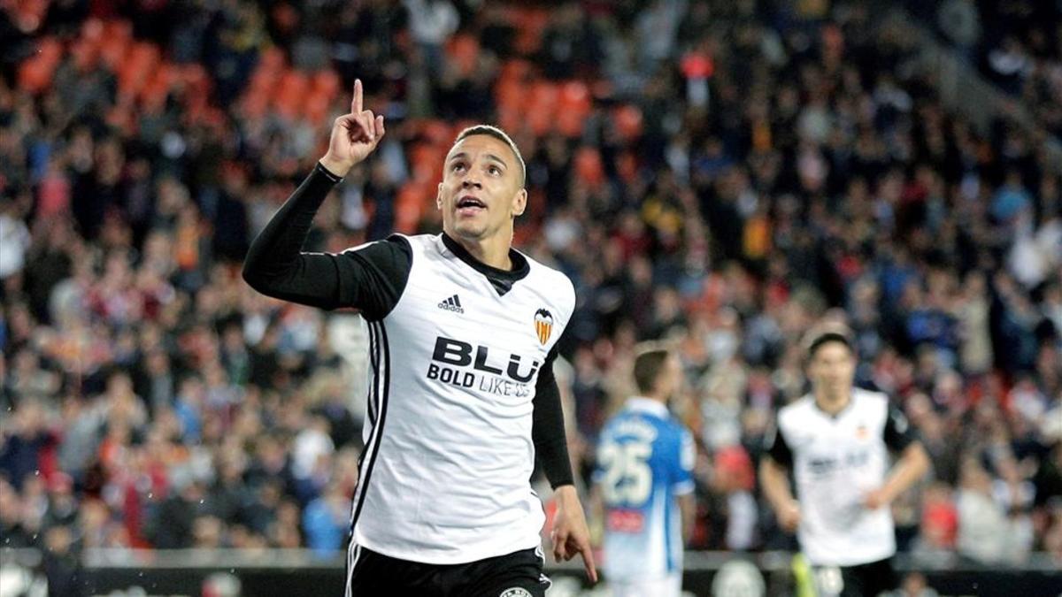 Rodrigo celebrando uno de sus goles con el Valencia