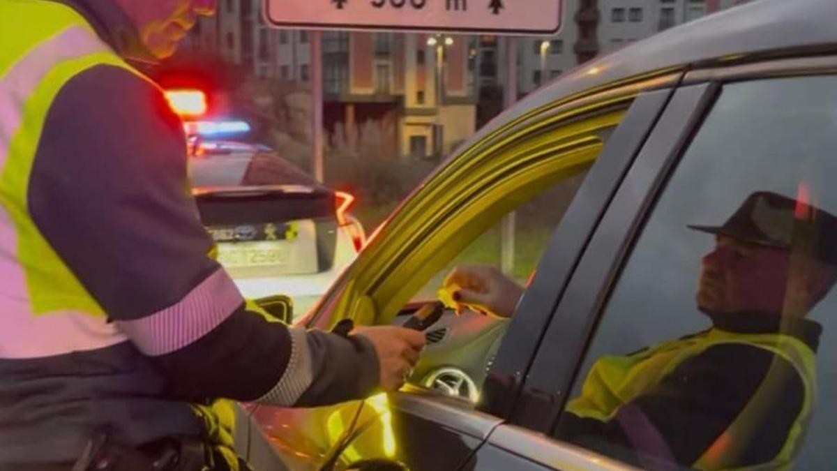 Un guardia civil practica una prueba de alcoholemia a una conductora