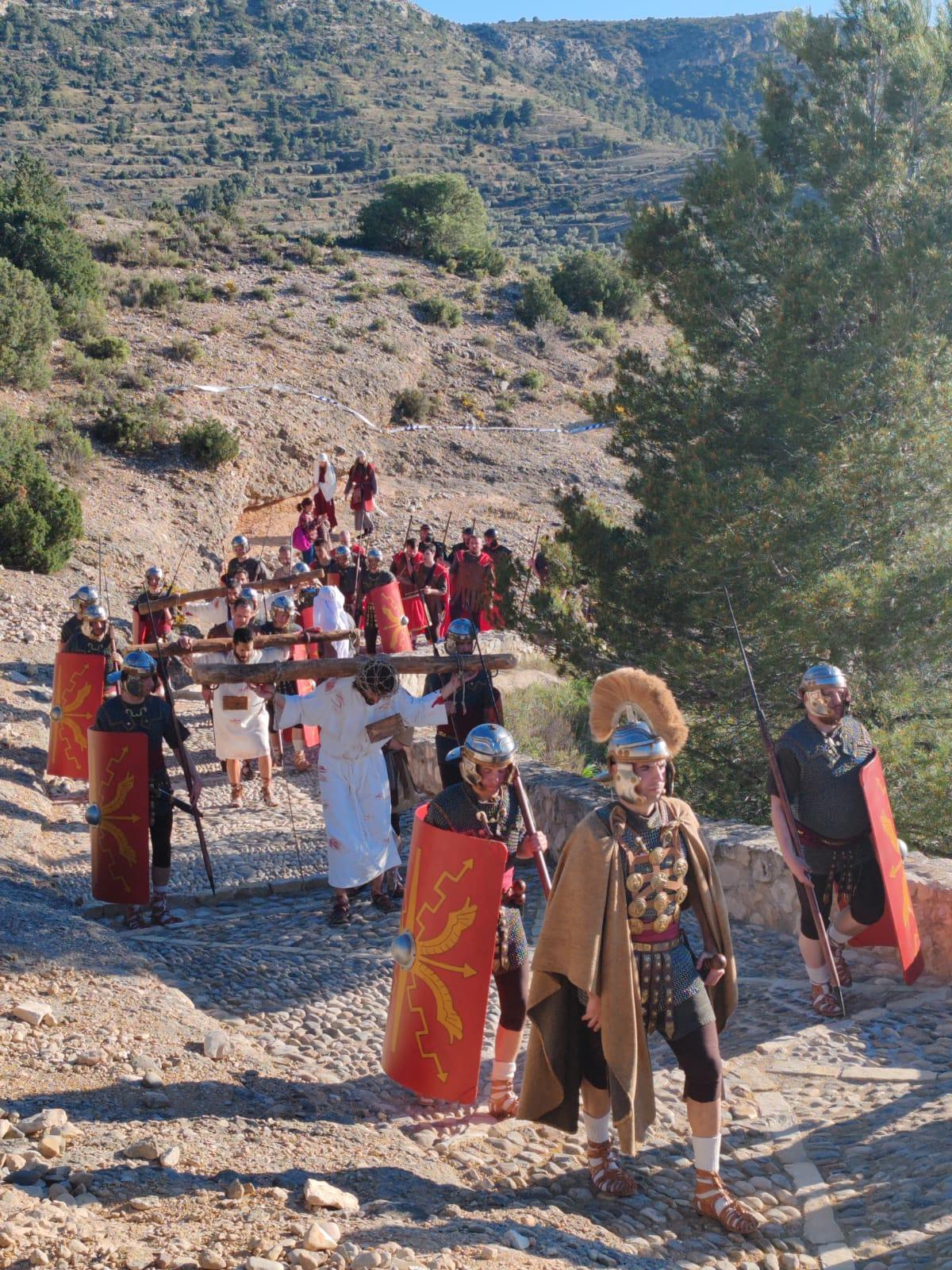 En imágenes | El Drama de la Cruz de Alcorisa conmueve con una puesta en escena más espectacular en el Monte Calvario