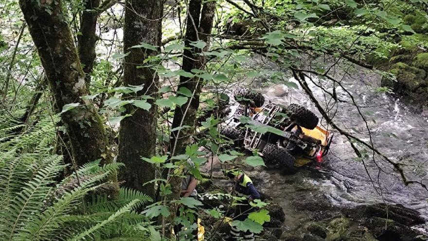 El vehículo accidentado, en el río Casaño. | CEDIDA A LNE