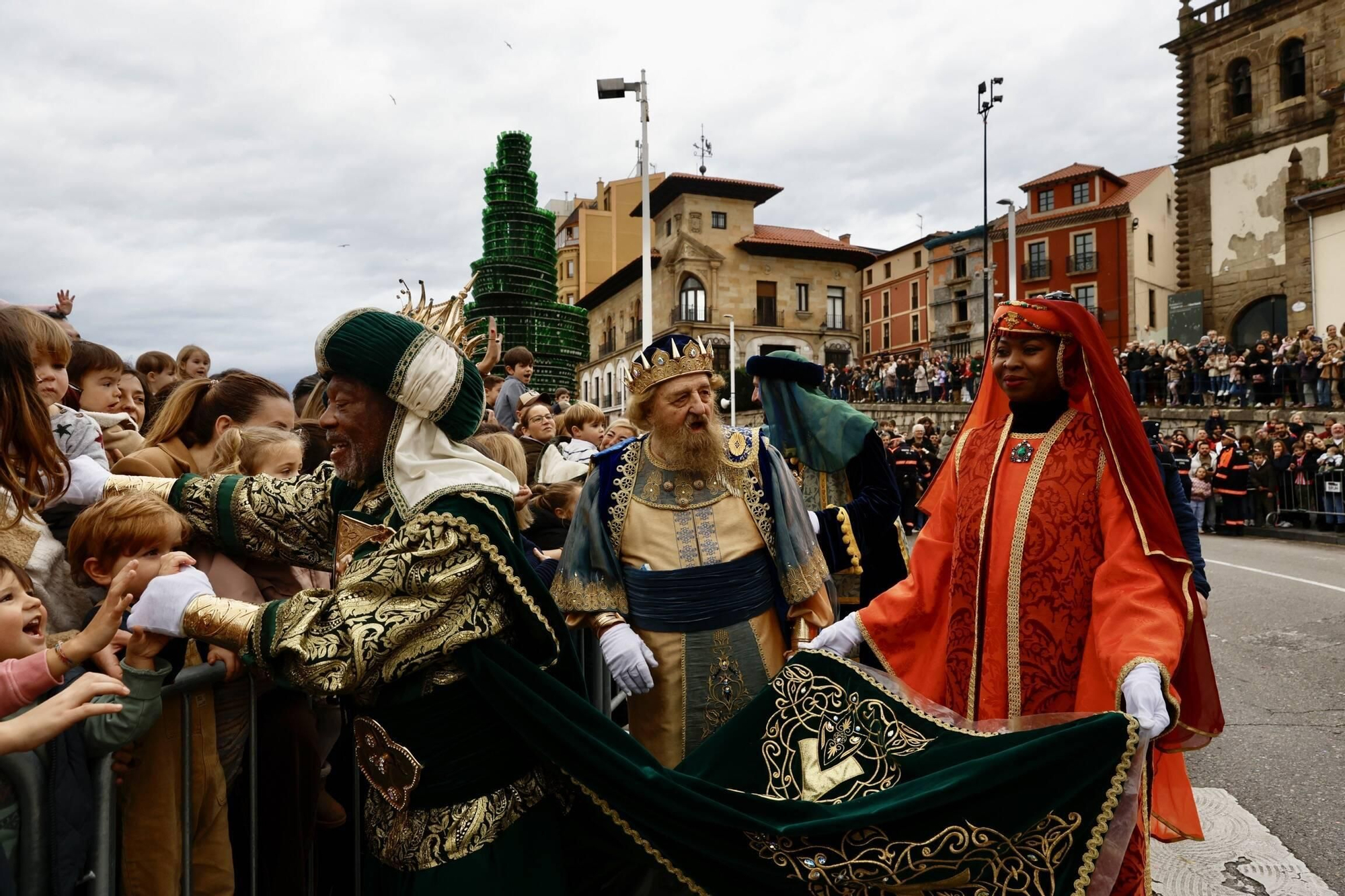 En imágenes: Los Reyes Magos desembarcan en Gijón