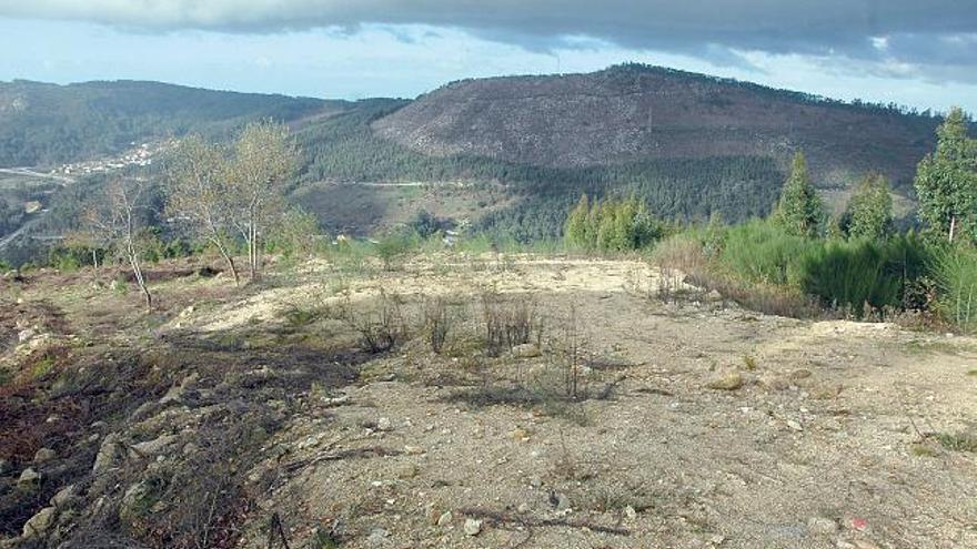 En Meira existen grandes explanadas de terreno en las que se han depositado los escombros