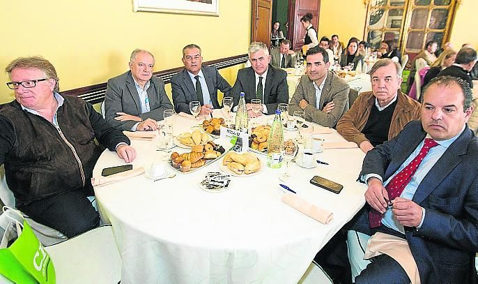 José Antonio Barberá, de la Cámara de Orihuela; Eduardo Zapata; el secretario de la Cámara de Alicante, Andrés Sevila; Santiago Lumbreras, de la Cámara de Alicante; Luis Consuegra, de Mercadona; Fernando Gil, de SolidQ; y Carlos Baño, de Tescoma.