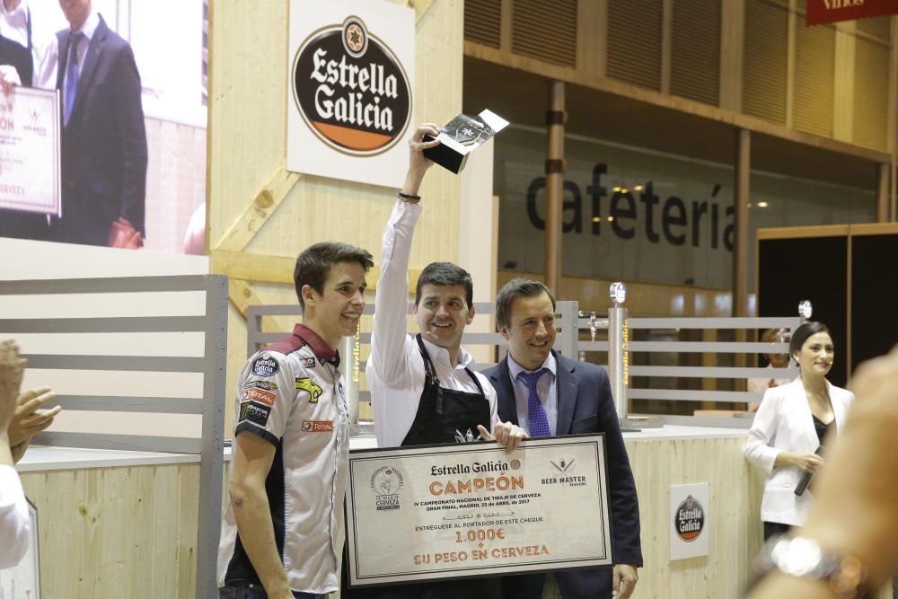 El campeón mundial de Moto 3 entrega el premio al ganador de esta edición, Martín Gala.