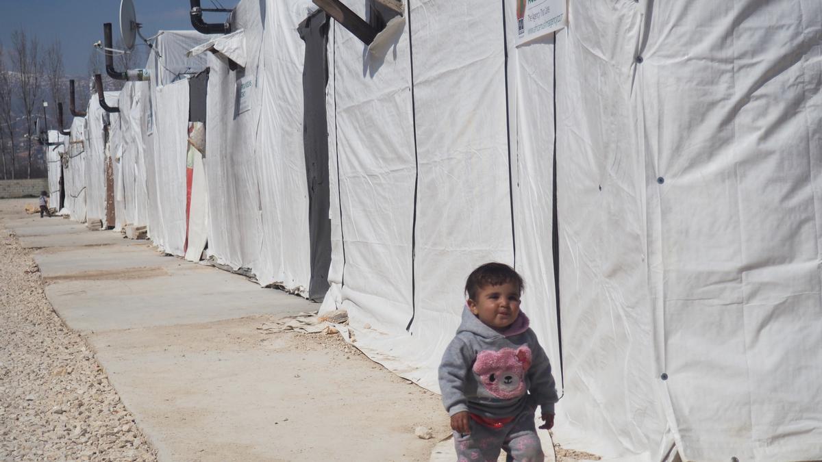 Una niña camina por el campo de refugiados sirios de Bar Elias, en el Líbano.