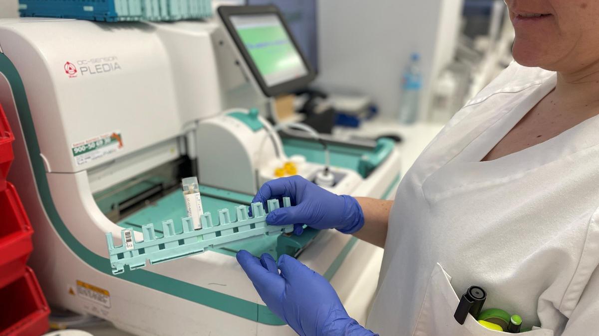 Una técnico de laboratorio del Hospital de Sant Joan con una muestra en el equipo de análisis sangre oculta en heces