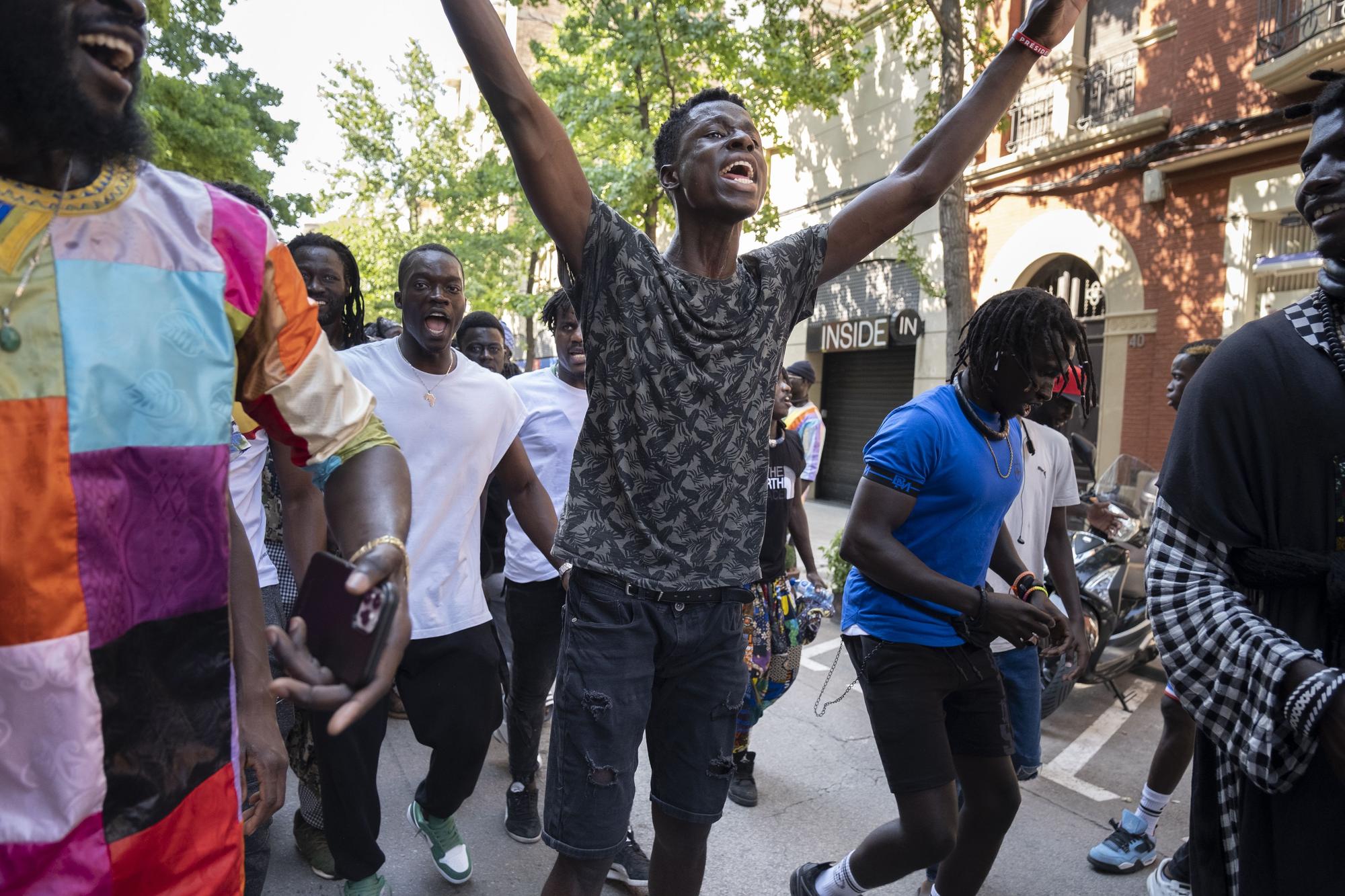 Totes les imatges de la festa pels carrers dels Touba