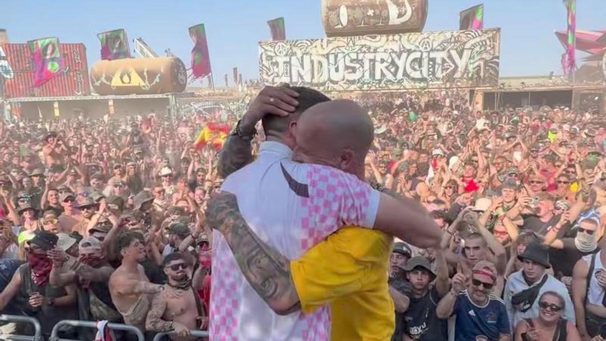 Andrés Campi y Buenri en el final de su pinchada en el Monegros Desert Festival.