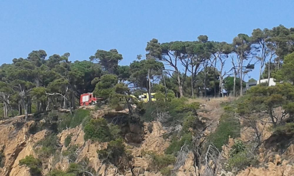 Vehicles de Bombers i del SEM a la part de dalt de la Cala