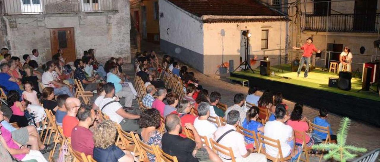 Un momento da representación de &quot;A Lingua na boca&quot;, de Limiar, na Praza do Costal. // Gonzalo Núñez