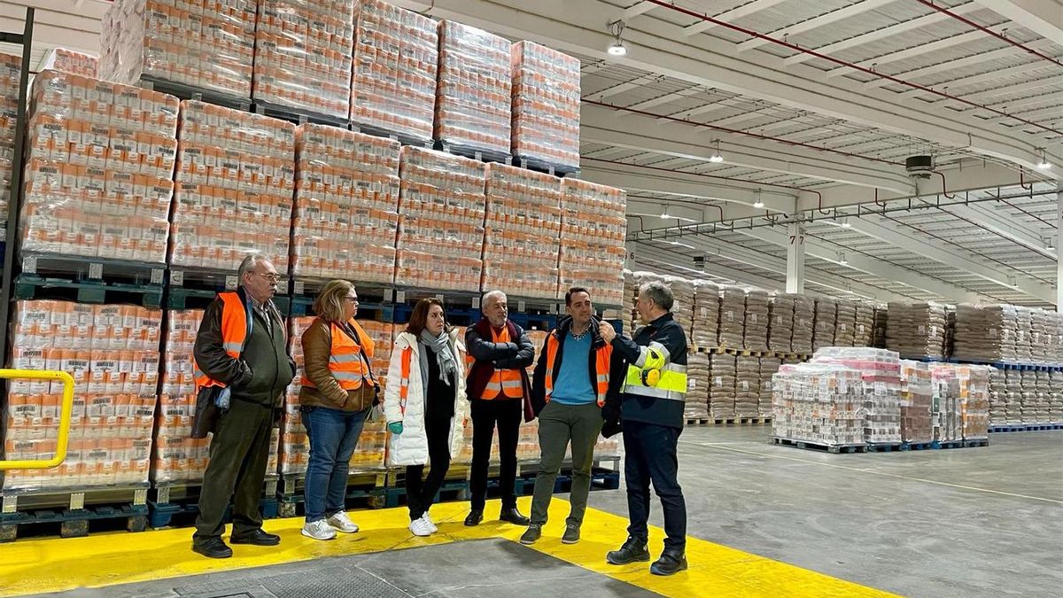 El director de la planta, Alberto Moreno, durante la visita guiada al alcalde y los concejales del Gobierno municipal.