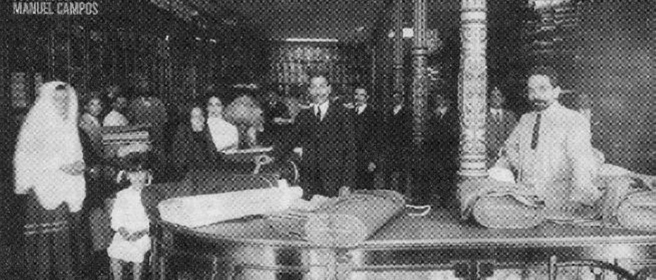 Manuel Campos Padrón (a la derecha en la fotografía) en el interior de su negocio en la calle Triana
