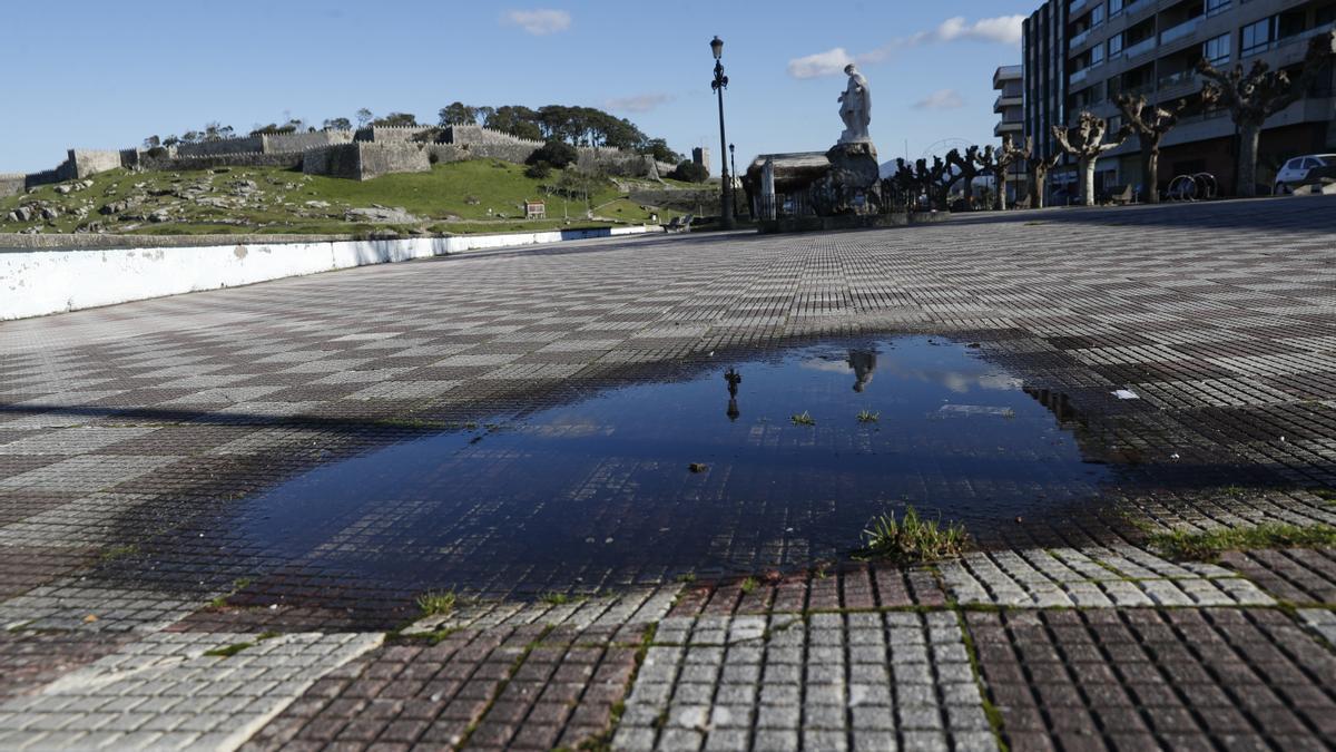 El Paseo Pinzón requiere una renovación urgente por hundimiento del pavimento. //  Ricardo Grobas