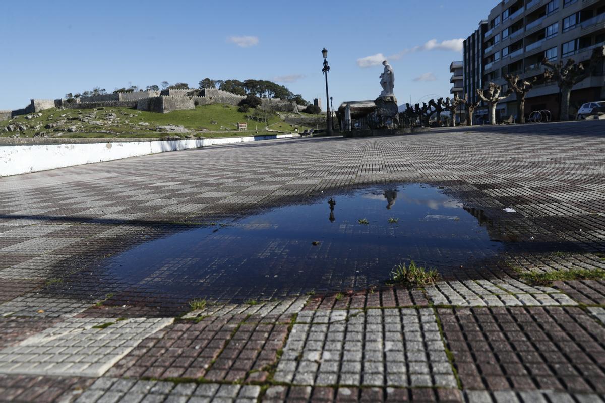 El Paseo Pinzón requiere una renovación urgente por hundimiento del pavimento. // Ricardo Grobas