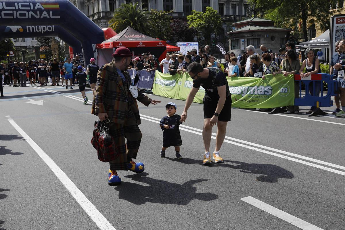 Una de las imágenes singulares que dejó la jornada, el payaso Juan Luis Pérez, junto a uno de los niños más pequeños que hizo el recorrido.