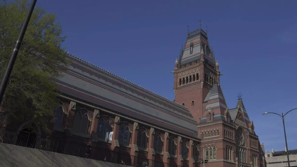 Harvard vuelve a denunciar a Trump tras prohibirle matricular a estudiantes extranjeros