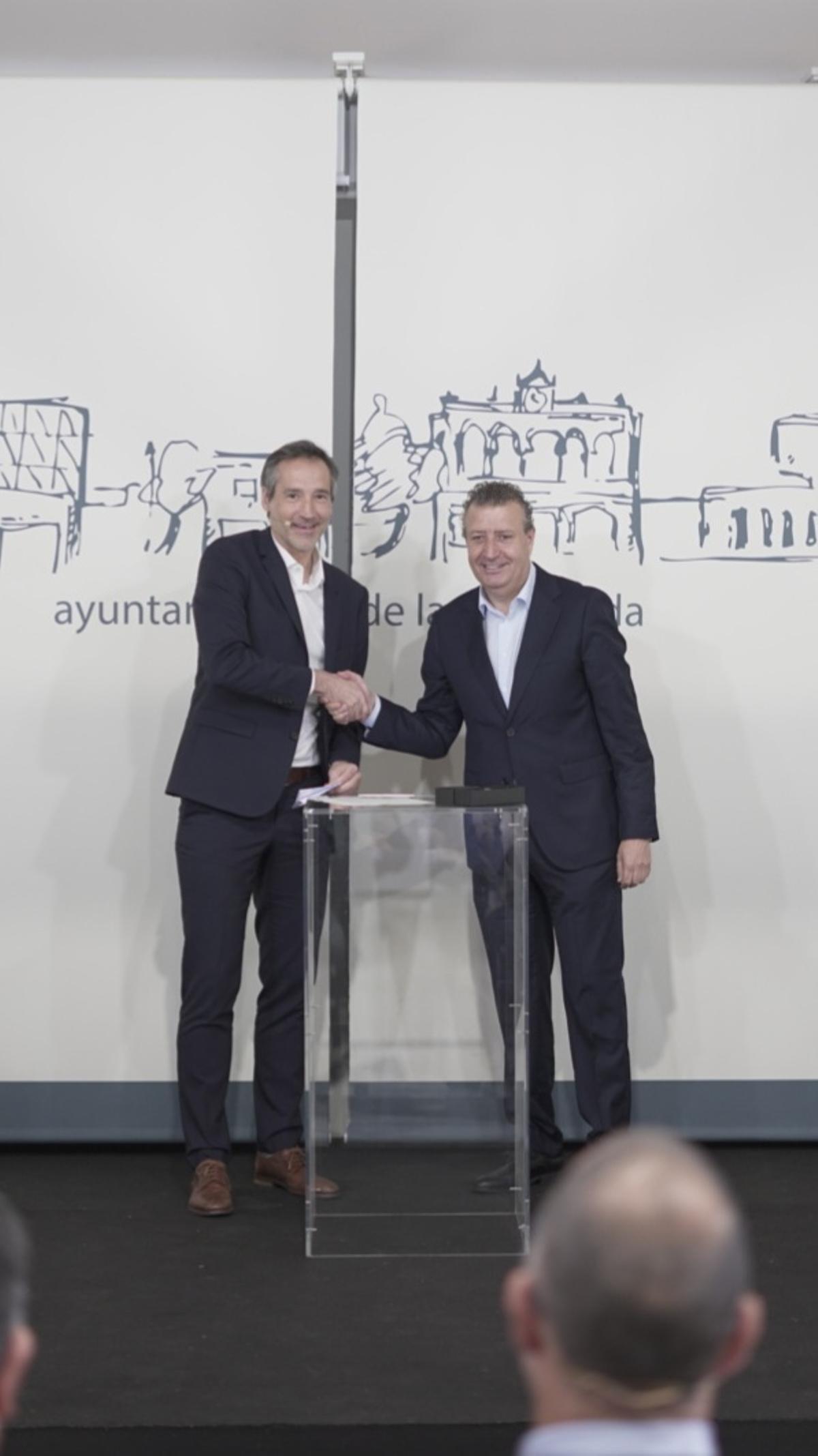 De izquierda a derecha, Iker Ganuza, presidente de la Asociación de Bebidas Refrescantes y Javier Fernández de los Ríos, alcalde de La Rinconada,