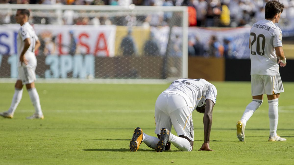 Rüdiger se lamenta durante el PSG - Real Madrid.