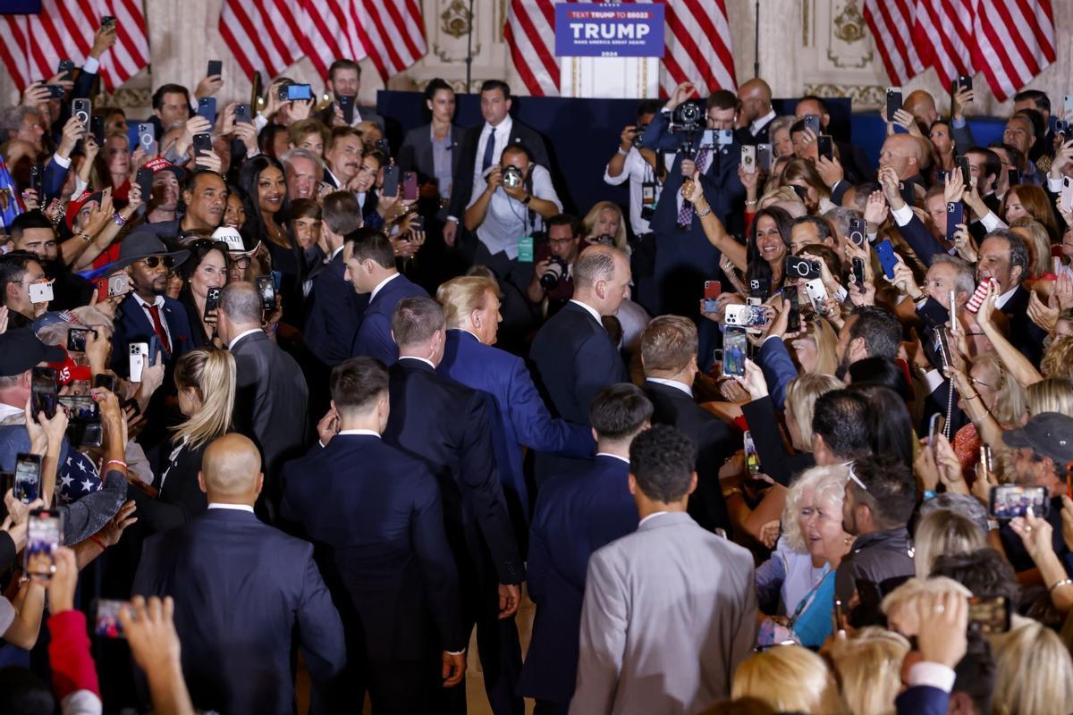 El expresidente de los Estados Unidos, Donald Trump, llega para pronunciar declaraciones en el Mar-a-Lago Club en Palm Beach, Florida, EE. UU.