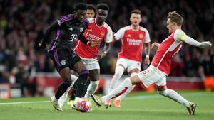 Davies, ante el Arsenal en el Emirates Stadium