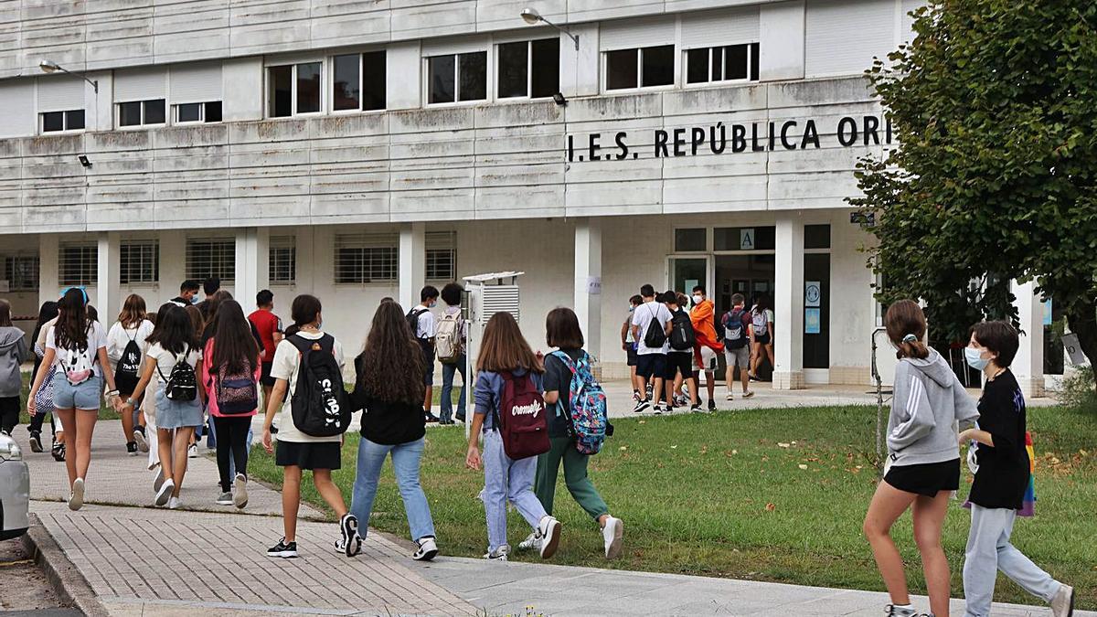 Alumnos, ayer, en el IES 
República Oriental do Uruguai, 
en Teis.  | // ALBA VILLAR