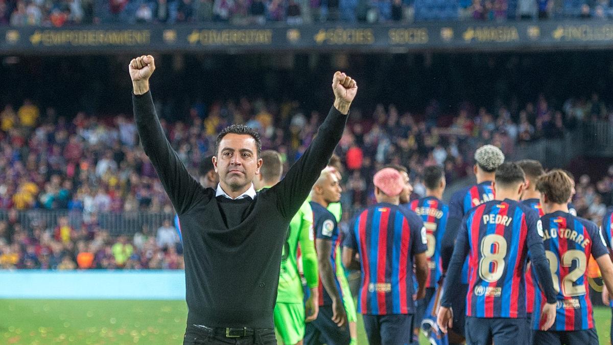 Xavi celebra la Liga con euforia en el Camp Nou.
