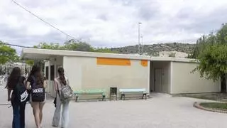 Un instituto de Alicante dice "basta" a los barracones con goteras y cortes eléctricos