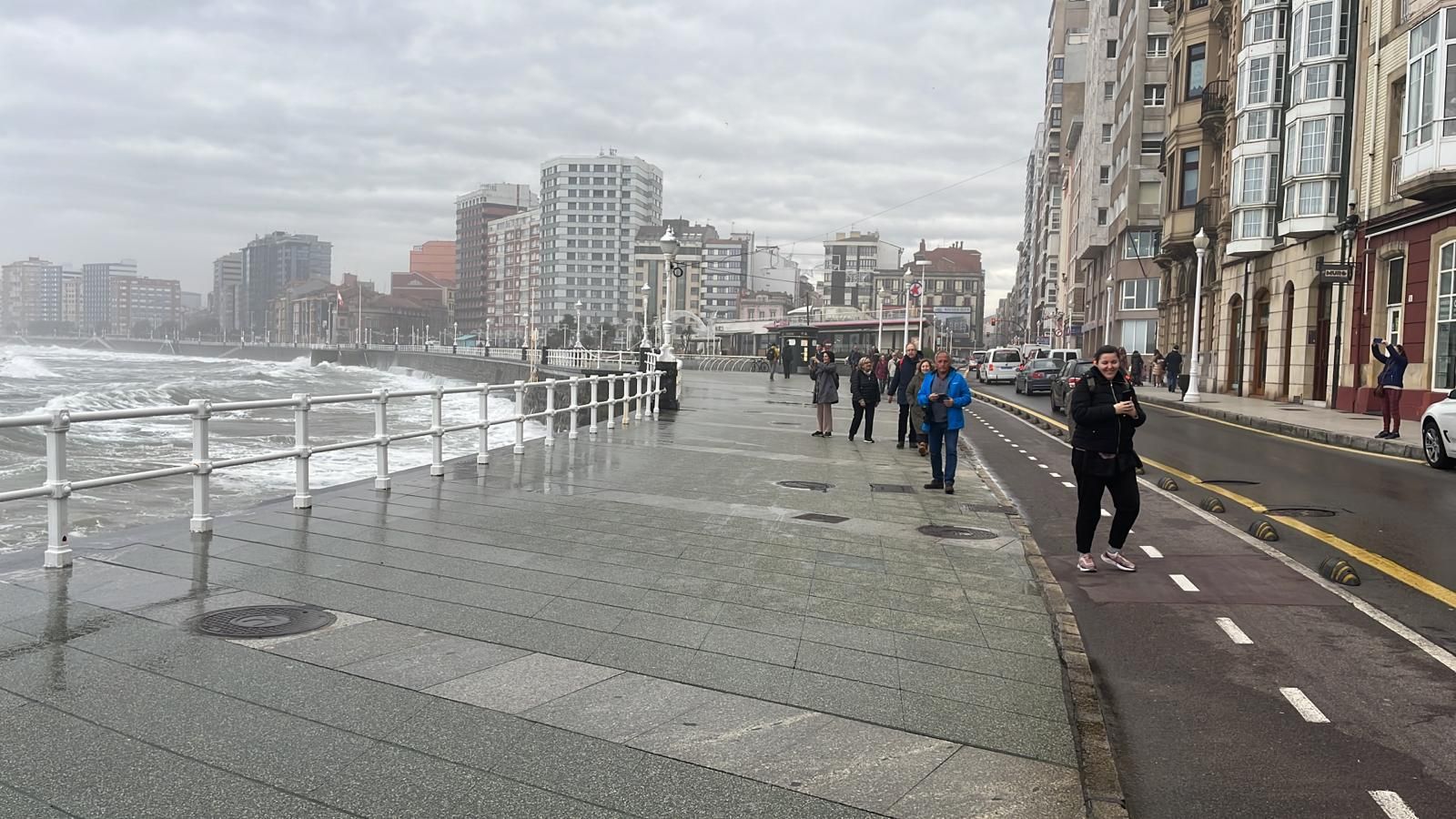 El oleaje sigue azotando la costa de Gijón