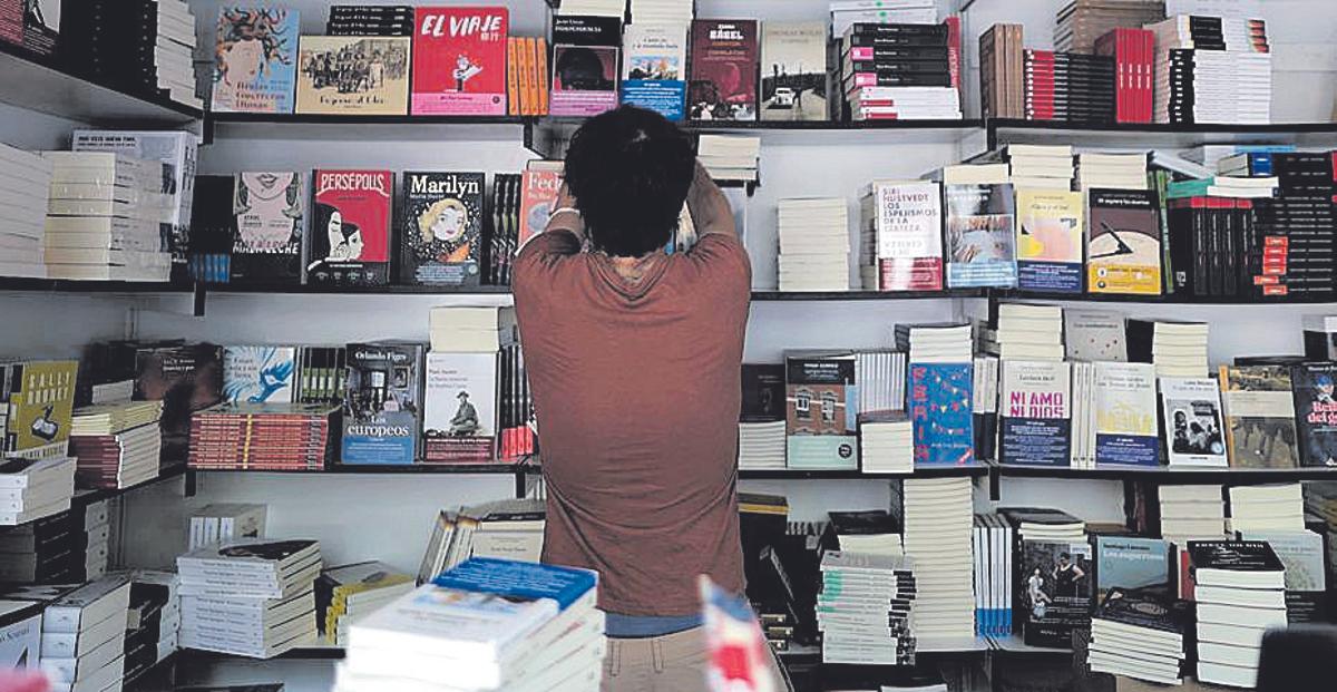Interior de una caseta en la Feria del Libro de Madrid.