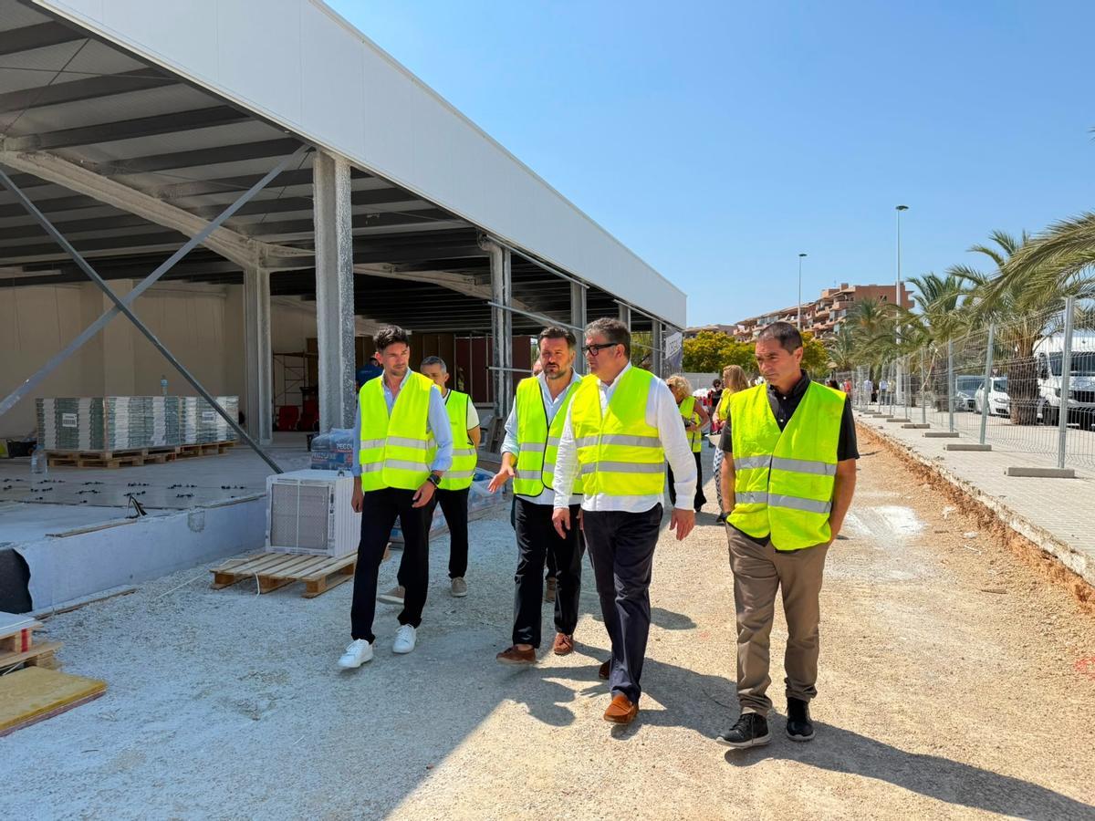 El alcalde de Elche visitaba este jueves las obras del futuro supermercado de Arenales del Sol