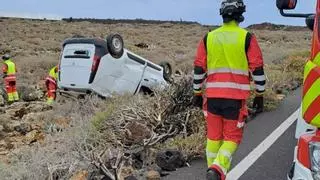 Un conductor pierde el control de su furgoneta, se sale de la vía y vuelca cerca de Jameos