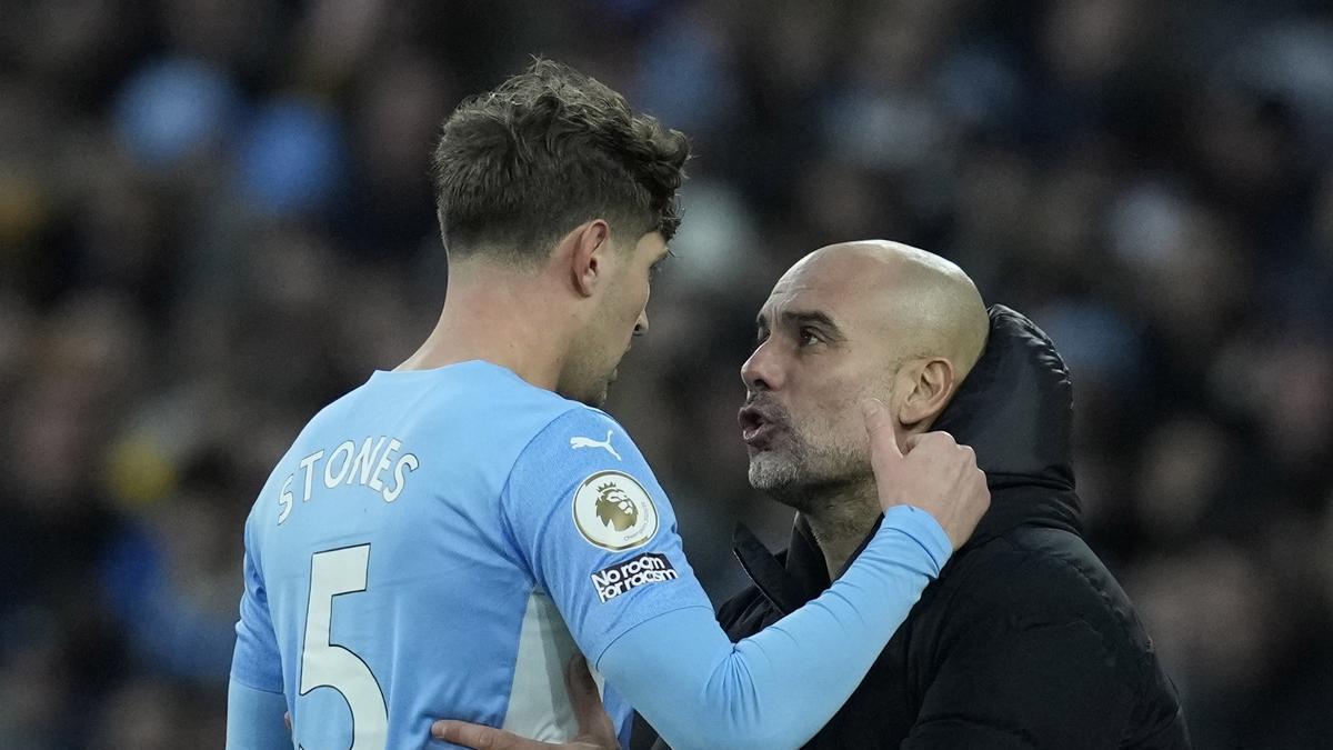 Pep Guardiola, durante el derbi entre el Manchester City y el Manchester United.