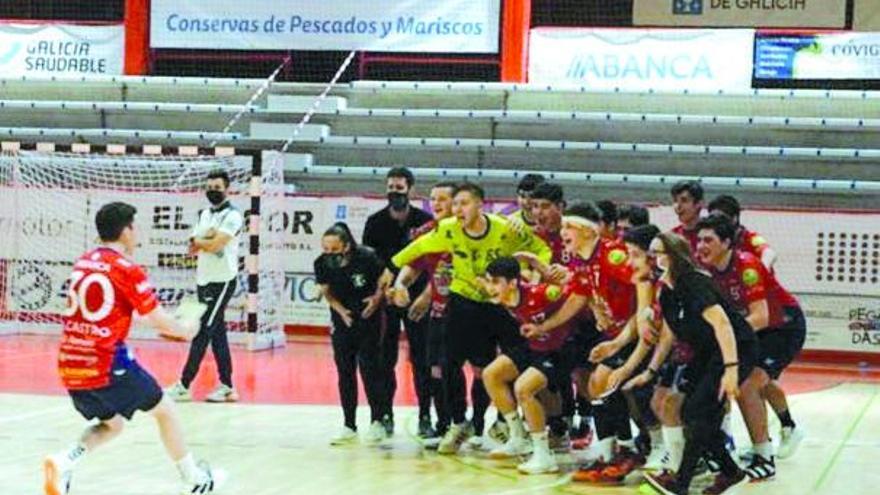 Celebración del equipo cadete masculino tras lograr la clasificación. |  // C.B.PORRIÑO