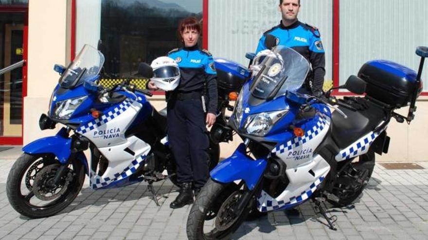 Dos agentes de la Policía Local, junto a las dos motos.