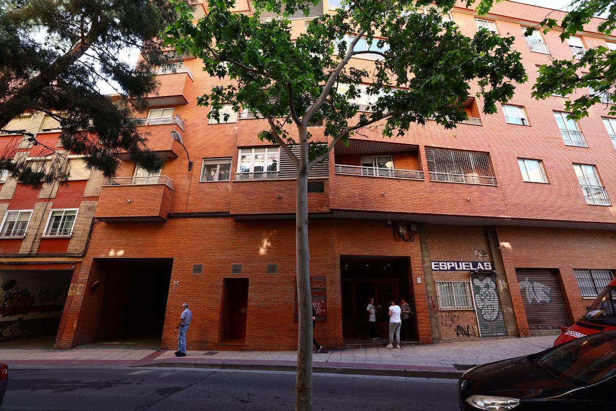 Vecinos del inmueble en la entrada del garaje donde han sucedido los hechos.