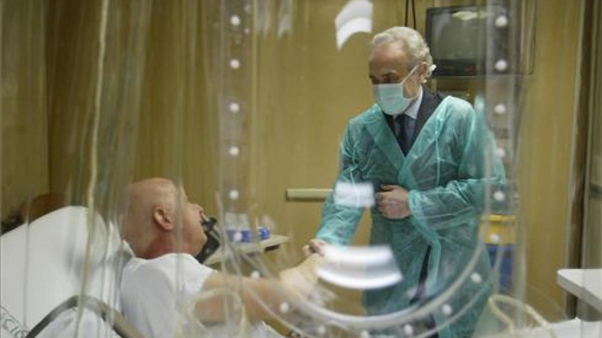 medulaPRESENTACION DE LA CAMPAÑA BUSCO MEDULA DE LA FUNDACION JOSEP CARRERAS FOTO ALBERT BERTRAN EN LA IMAGEN EL TENOR EN LA SALA DE TRANSPLANTE DEL CLINICO