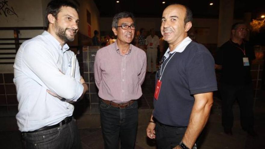 Los otrora inseparables Joaquín (i) y Pedro López (d), junto a Ramón Ortiz en un comité regional.