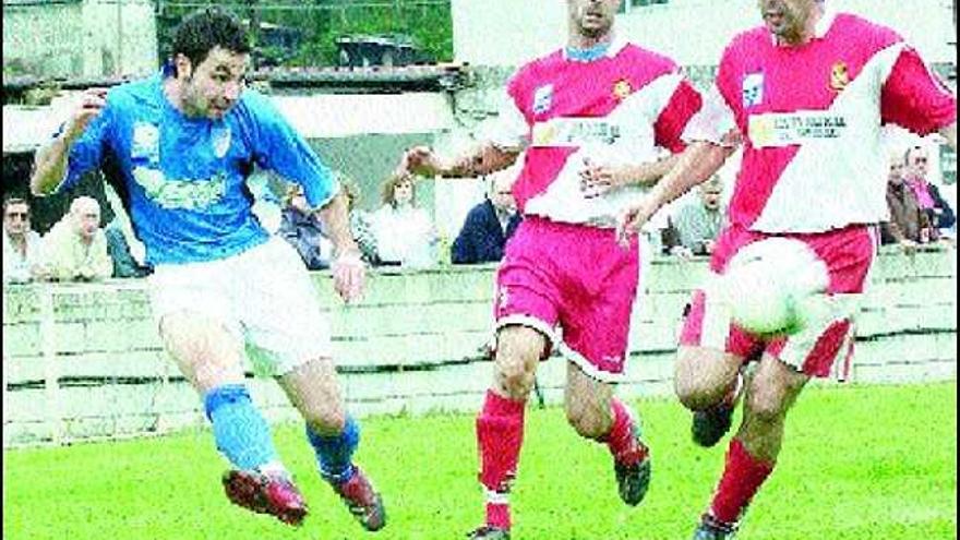 Mikel, del Santiago de Aller, realizando un centro al área del Llano 2000.