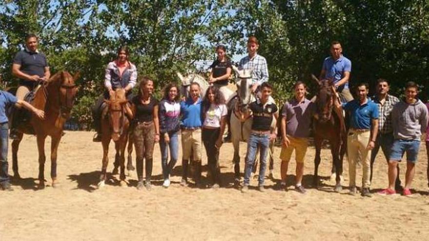 Participantes en el cursillo desarrollado en el centro ecuestre de Vezdemarbán.