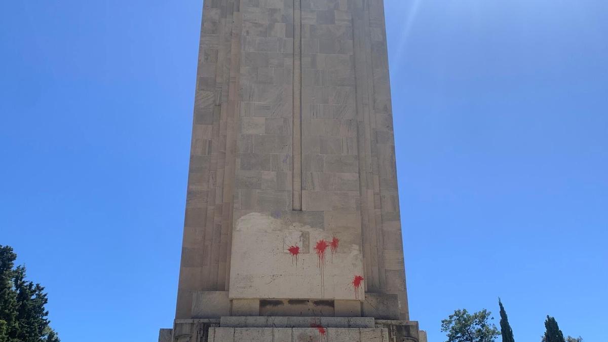 Vandalizan con pintura roja el monolito de sa Feixina