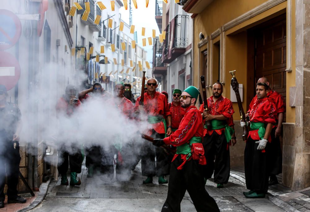 El singular baile moro, la batalla entre los dos bandos con el tiroteo con arcabuces, la Embajada y la procesión centran la jornada