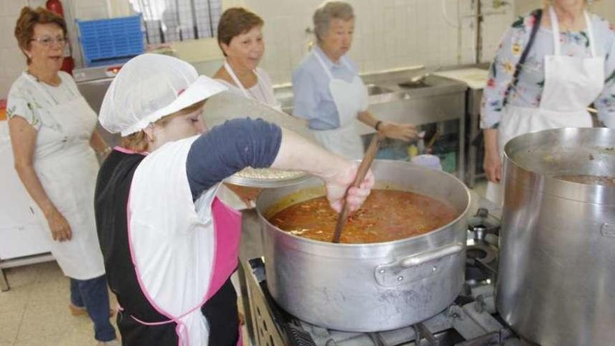 Cocina del comedor benéfico de las Hermanas de la Caridad. // Santos Álvarez