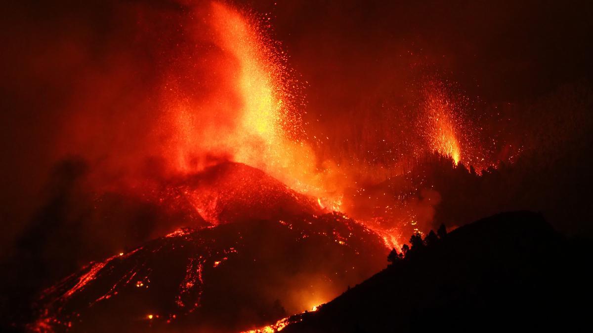 Una de las bocas del volcán de La Palma anoche.