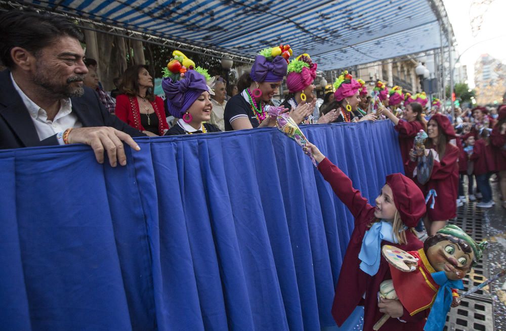 El desfile del Ninot deja momentos muy divertidos en las calles de Alicante